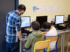 Atelier Robotique au collège Les Capucins de Melun, dans le cadre de la Cité éducative Melun Val de Seine et en lien avec le Bus de la Réussite Éducative. - Agrandir l'image (fenêtre modale)