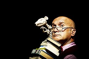 Photo du comédien Titus dans son spectacle "Les dangers de la lecture"