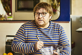 Photo de :'auteur et acteur Sylvain Levey dans son spectacle Gros