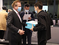 Remise d'ordinateurs portables aux étudiants d’Assas-Melun - Agrandir l'image (fenêtre modale)