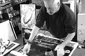 Photo de l'artiste Pascal Bost dans son atelier