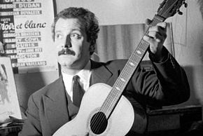 Brassens jouant de la guitare - Agrandir l'image