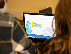 Atelier Robotique au collège Les Capucins de Melun, dans le cadre de la Cité éducative Melun Val de Seine et en lien avec le Bus de la Réussite Éducative. - Agrandir l'image (fenêtre modale)