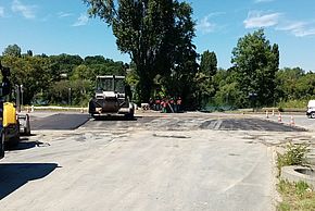 Matérialisation au sol d'une circulation pour les cyclistes de part et d'autre de la chaussée centrale - Agrandir l'image