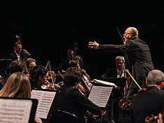 Jean-Michel Despin dirigeant l'Orchestre Melun Val de Seine au Mas le 18 décembre 2022 - Agrandir l'image (fenêtre modale)