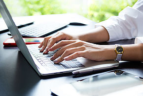 Femme tapant sur un clavier d'ordinateur
