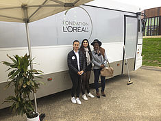 Le bus-salon de la fondation L'Oréal - Agrandir l'image (fenêtre modale)