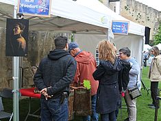 personnes aux stands d'artisans locaux - Agrandir l'image (fenêtre modale)