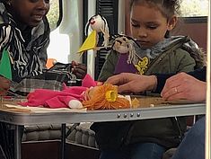 Retour en images sur des ateliers "Contes et Marionnettes" pour des enfants de maternelle accompagnés par le PRE. 2 ateliers à Dammarie Lès Lys, 2 à Melun et 2 au Mée sur Seine. Certains parents ont pris part aux ateliers avec au maximum 3 enfants. Vacances du PRE. - Agrandir l'image (fenêtre modale)