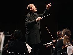 Jean-Michel Despin dirigeant l'Orchestre Melun Val de Seine au Mas le 18 décembre 2022 - Agrandir l'image (fenêtre modale)