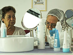 Le bus-salon de la fondation L'Oréal - Agrandir l'image (fenêtre modale)