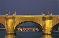 Détail de l'oeuvre "Le Pont Neuf Wrapped, Paris, 1975-1985" de Christo et Jeanne-Claude - Agrandir l'image (fenêtre modale)