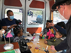 Retour en images sur des ateliers "Contes et Marionnettes" pour des enfants de maternelle accompagnés par le PRE. 2 ateliers à Dammarie Lès Lys, 2 à Melun et 2 au Mée sur Seine. Certains parents ont pris part aux ateliers avec au maximum 3 enfants. Vacances du PRE. - Agrandir l'image (fenêtre modale)