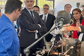 Le ministre de l’Industrie Roland Lescure lors de son déplacement à l’usine école de l’aérodrome de Melun-Villaroche, le 8 juillet. 