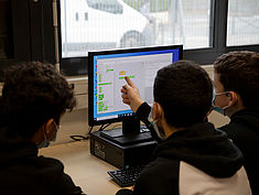 Atelier Robotique au collège Elsa Triolet à Le Mée-sur-Seine, dans le cadre de la Cité éducative Melun Val de Seine et en lien avec le Bus de la Réussite Éducative. - Agrandir l'image (fenêtre modale)