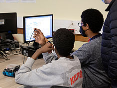 Atelier Robotique au collège Les Capucins de Melun, dans le cadre de la Cité éducative Melun Val de Seine et en lien avec le Bus de la Réussite Éducative. - Agrandir l'image (fenêtre modale)