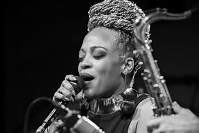 Photo d'une chanteuse soul et d'un saxophone